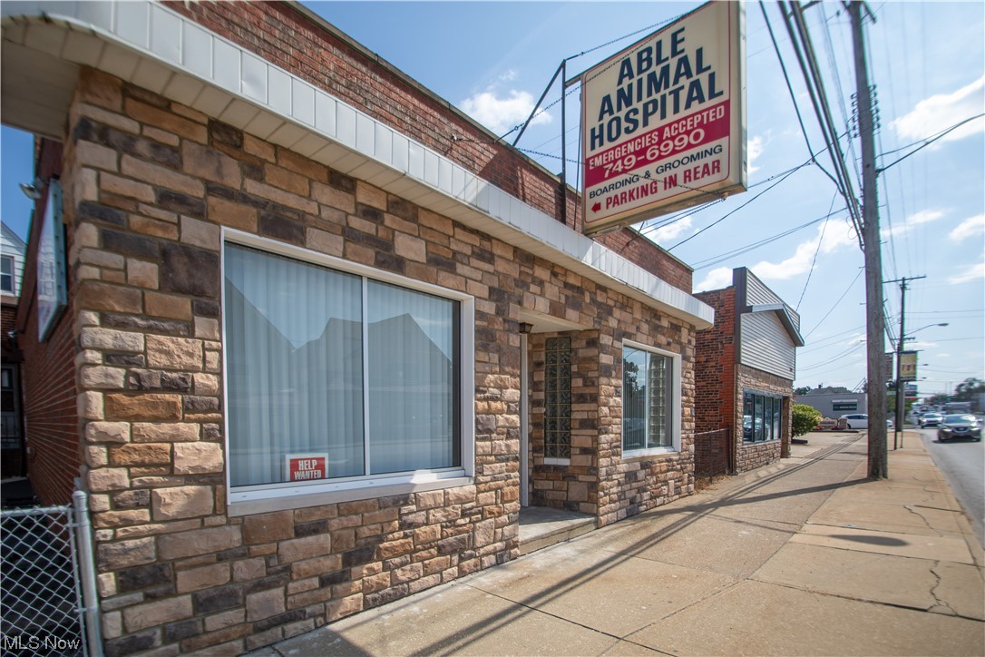 Main image without alt text