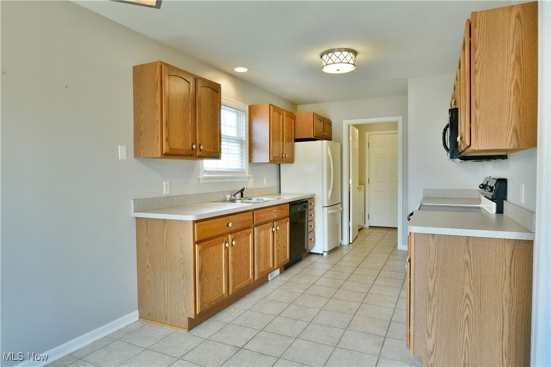 107 Royal Troon Drive, Warren, Ohio image 3