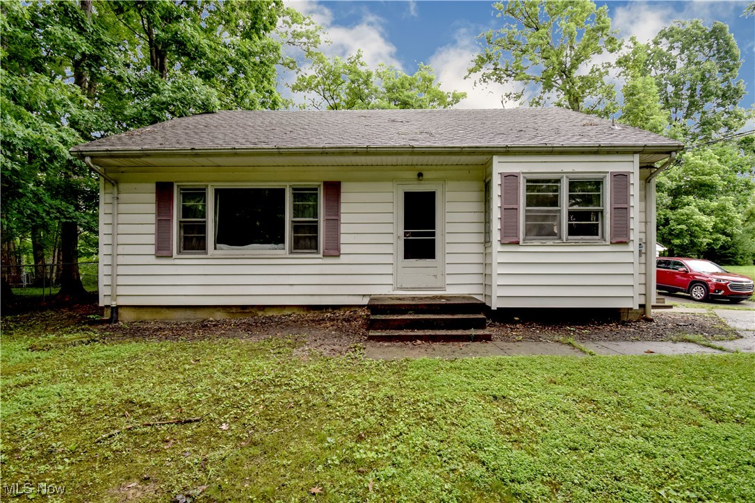 3-bedroom, 1-bathroom home situated on a large lot, offering plenty of outdoor space for activities, gardening, or future expansion. Great layout with potential to make it your own. Conveniently located near local amenities.