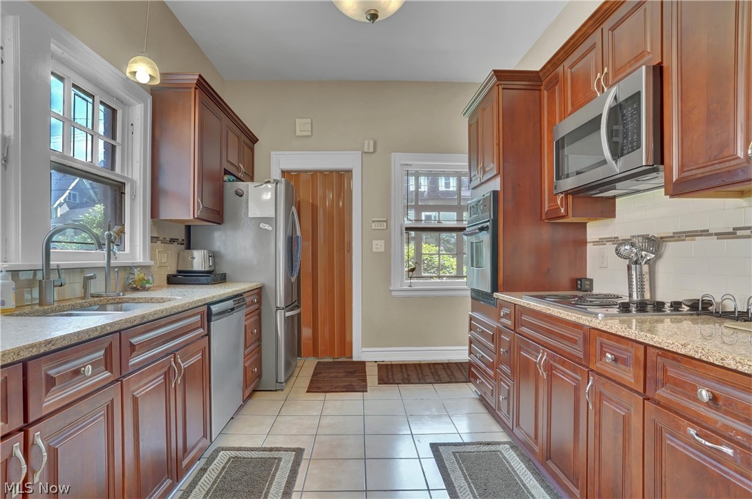 Main image without alt text