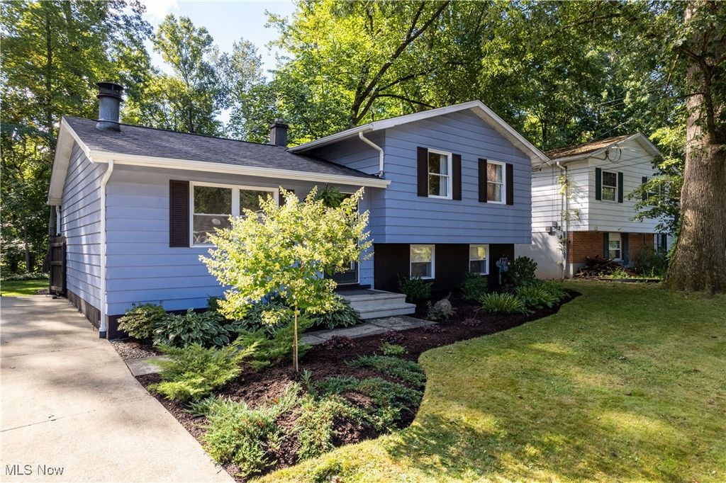 Photo of 1029 Karen Drive, Akron, OH 44313 (MLS # 5167906)