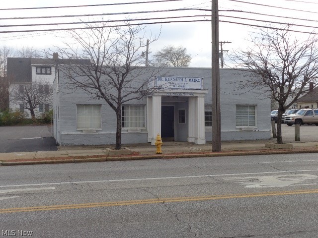 Freestanding Block and Brick Building In An Ideal Location Close To Interstate!! Parking in The Rear---Also Share Side Lot Along Tuxedo!! Was Dentist Office For Over 30 Years!! Lots Of Possibilities---Accountant, Lawyer, Dentist, Etc!! Not Many Like This One Become Available--Wont Last!!