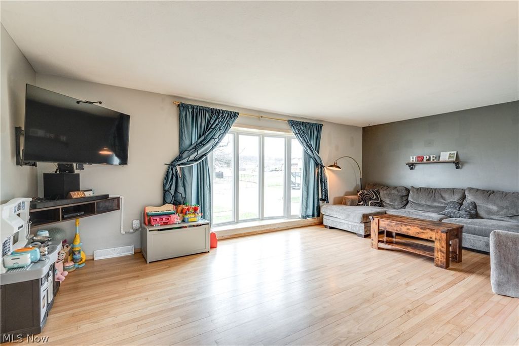 Photo of 6826 Lynett Drive, Parma, OH 44129 (MLS # 5196439)