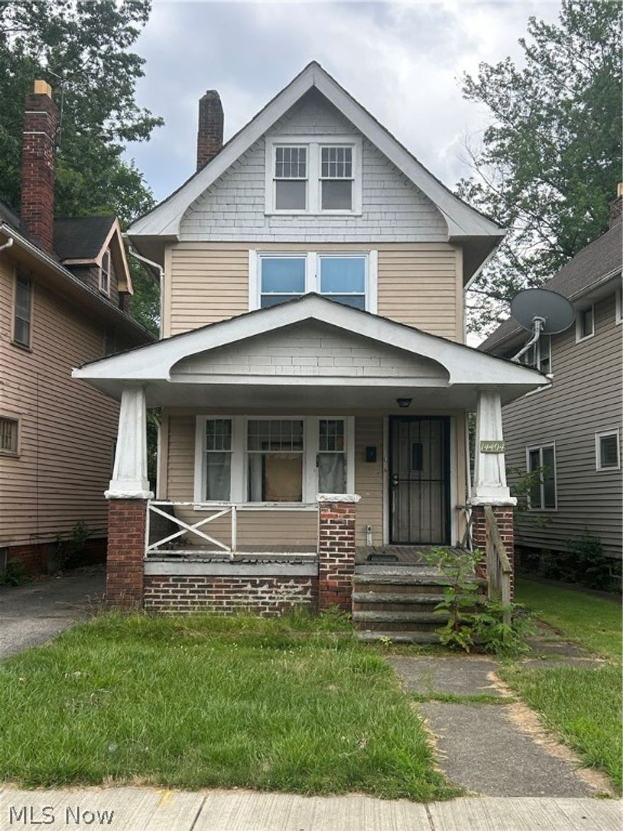 ATTENTION ALL INVESTOR come see this 3 bedroom 1 bath SFH located in the North Collinwood neighborhood. Property Needs some minor work. Additional features include a detached garage and a charming porch, enhancing the property's appeal and functionality. Proof of funds or pre approval required with the offer. Garage is condemned and back stairs are damaged please use caution. 
Contact us today to learn more and secure this prime income property!