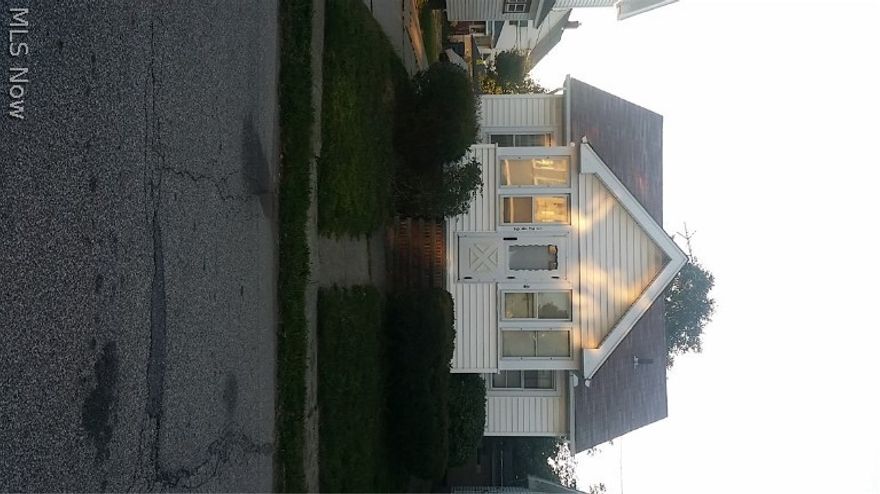 Investor special! Well maintained and recently rehabbed single family located in the up and coming Collinwood area.  Currently tenant occupied, generating immediate cash flow.  Priced to sell quickly,so schedule your showings before you miss out on this one!!
*************Seller also owns 380 E.165th, will offer special price for packaged deal for $50,000********************