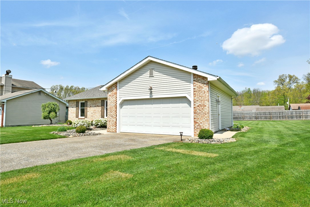 689 Wyndclift Circle, Austintown, Ohio image 3