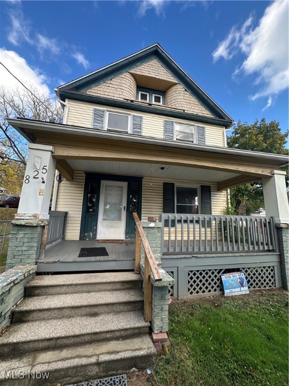 4bd 1 bath single family home ready to move in! 
Located off Kenmore blvd it is within walking distance to the local shops for entertainment and shopping. 
Garage and driveway is on the side of the property.