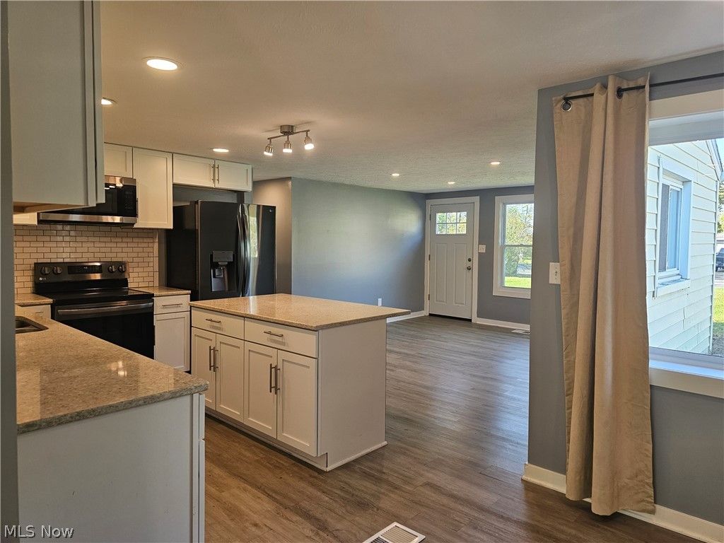 Photo of 572 David Drive, Streetsboro, OH 44241 (MLS # 5192386)