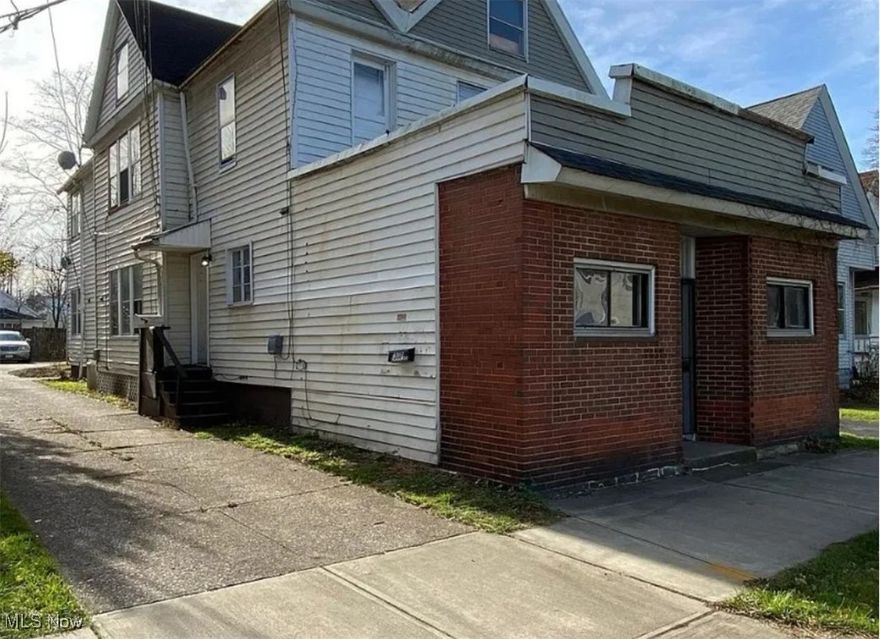 6632 fleet ave, Cleveland — Spacious 2 bedroom unit in Slavic village! Large kitchen with appliances included,  large dining room, spacious bedrooms, nice private sun room, great front porch views and more! Lots of parking available. First months rent and deposit due at move in.