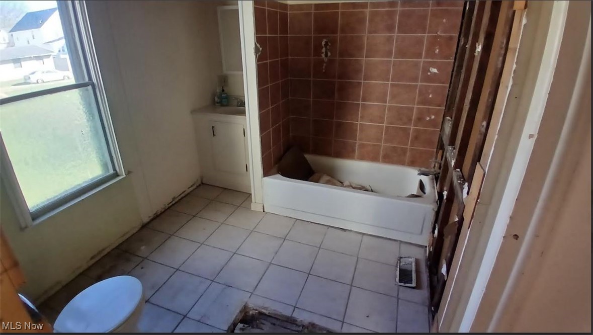 Parkersburg, West Virginia 26101, United States, 3 Bedrooms Bedrooms, ,1 BathroomBathrooms,Residential,Active,239690