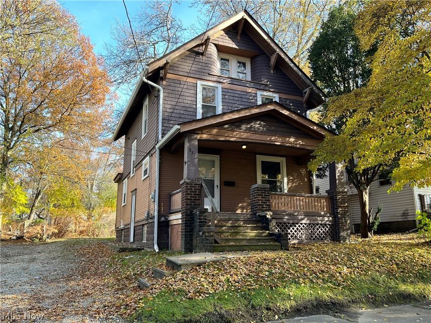 Large 4 bed 1 bath near the university . Newer windows , some doors , roof , furnace and hot water tank ! Newly remodeled kitchen and bath .