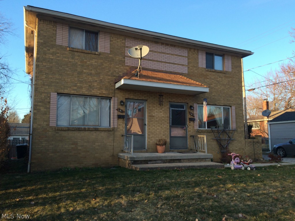 Sunny and clean 2 bedroom townhome style unit with a large, eat in kitchen and neutral paint. Roomy bedrooms with great closet space! Full basement with washer and dryer hookups. $35 online application required for a credit/criminal and eviction history.