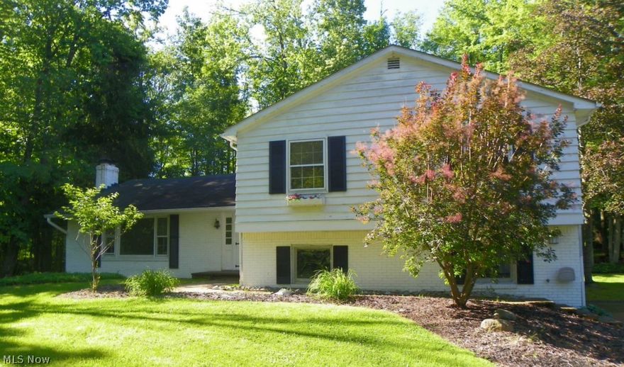 This is a Fannie Mae Homepath property. Big 2500sqft 3 bedroom 3 full bath with a additional bonus rooms. Park-like setting, plenty of
privacy, incredible views from every room and just over 1 acre of land. Architectural details include crown moldings, wainscoting,
French doors, built-in cabinetry. Beautiful inlaid wood ceilings complete the dining room, family room and sun room.