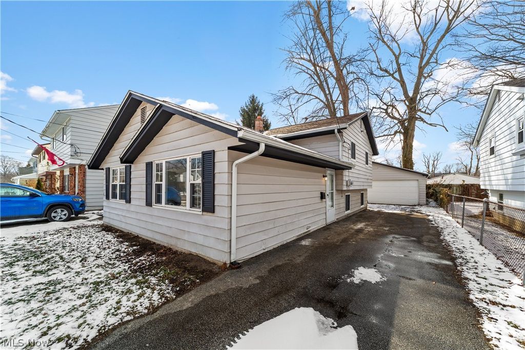 Photo of 214 Traymore Boulevard, Eastlake, OH 44095 (MLS # 5189551)