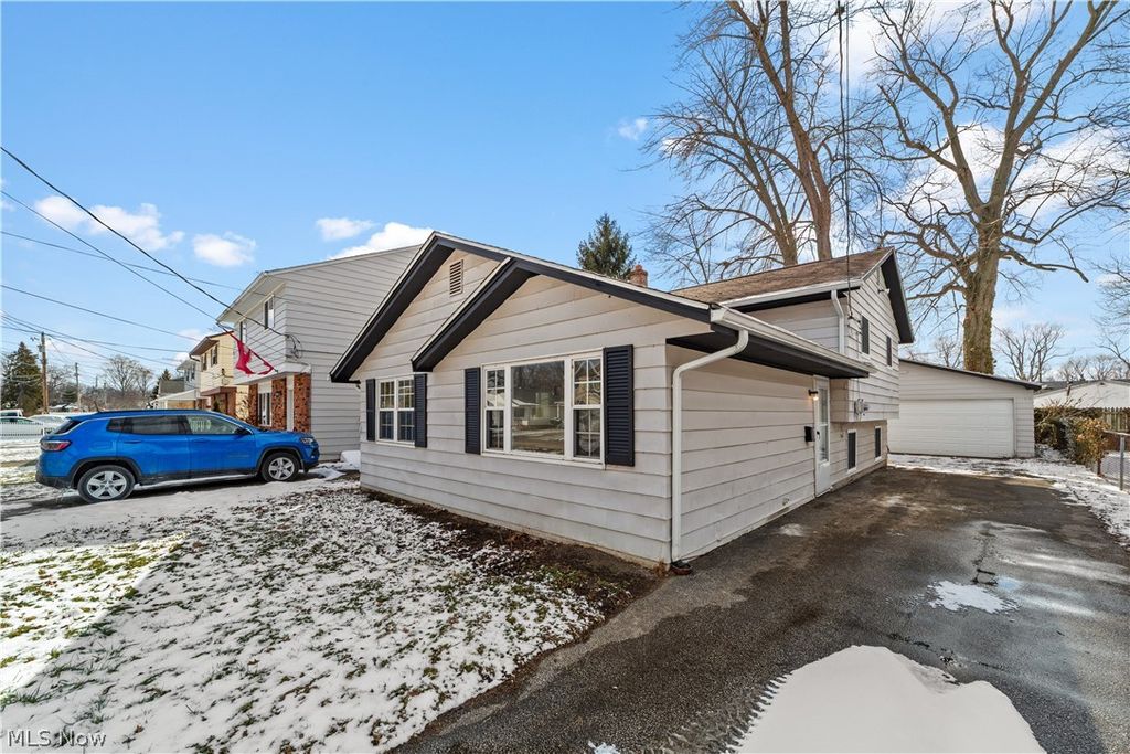 Photo of 214 Traymore Boulevard, Eastlake, OH 44095 (MLS # 5189551)