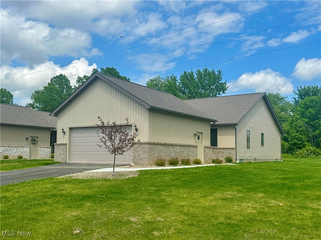 1101 Shadow Ridge Drive, Niles, Ohio image 1