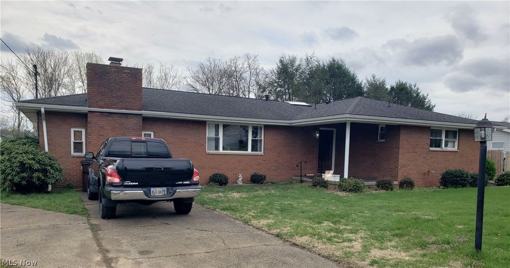 Photo of 2313 Rockland Avenue, Belpre, OH 45714 (MLS # 5198685)