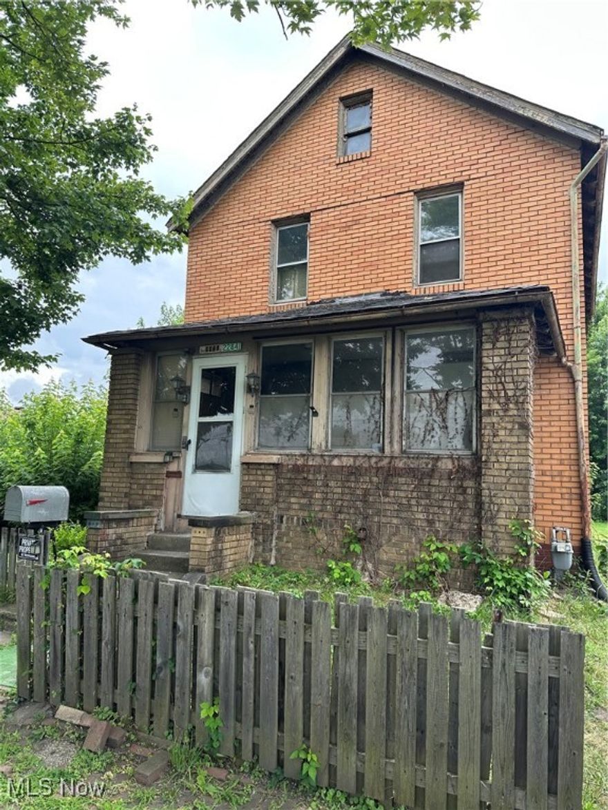 Cash-Flowing Investment Property in East Alliance!
3-bedroom, 1-bath home generating $1,200/month with tenants paying all utilities. Lease in place until October 2026 for reliable income. Recent 2025 updates include a new furnace, new water tank, fresh interior paint, new kitchen and bathroom flooring, plus a new toilet and bathtub. Property also features a large workshop/garage—perfect for extra storage or hobby space. Showings available with a 24-hour notice. Don't miss your chance to add this to your portfolio!