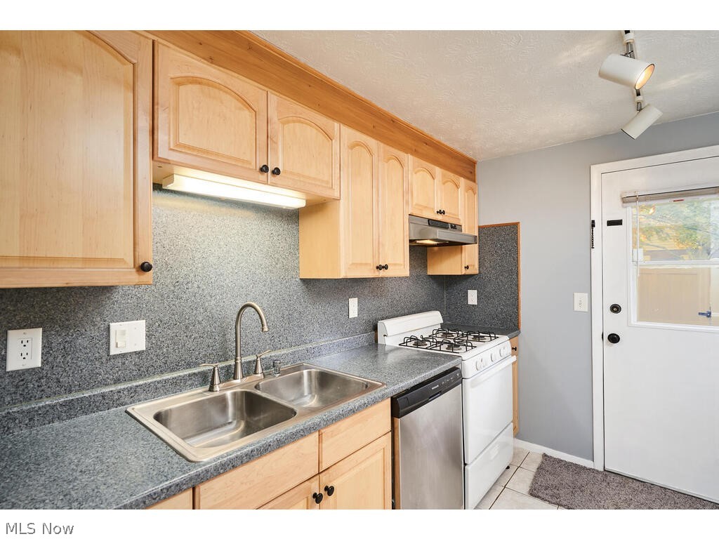 Hampton Ridge Condo - Residential