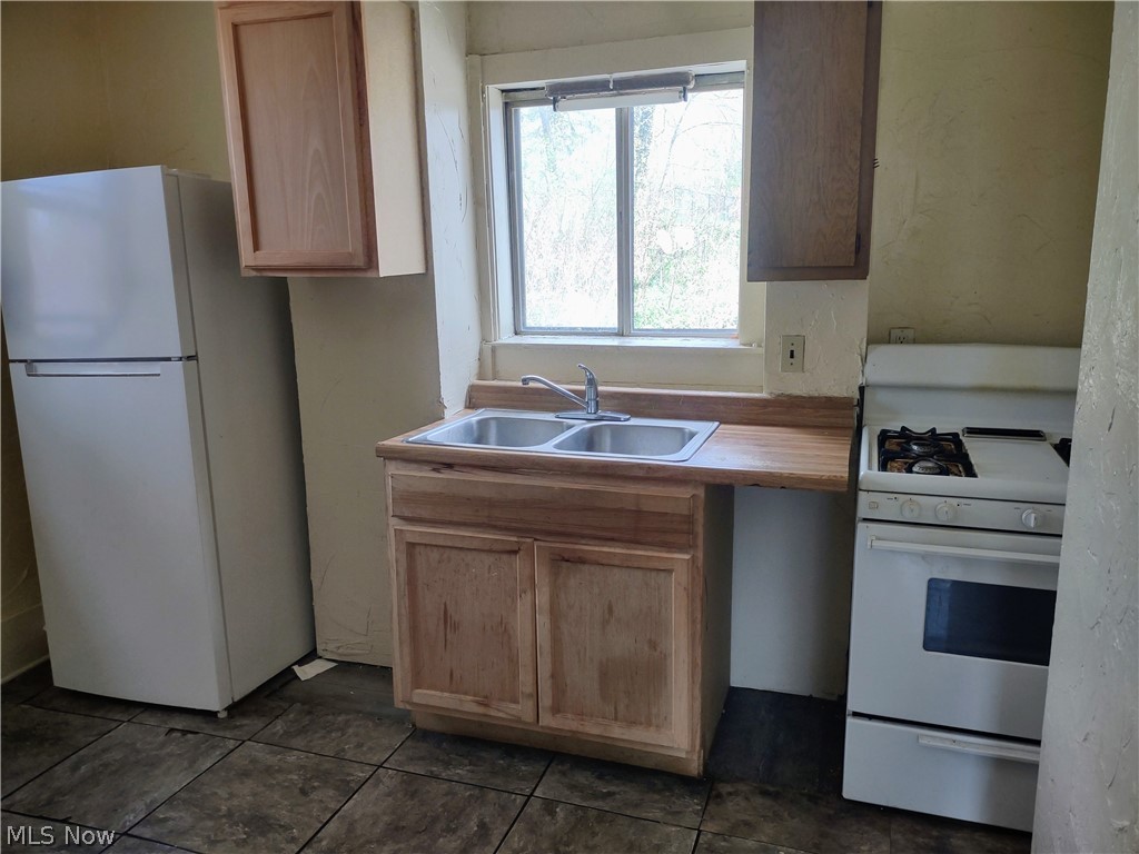City/Akron - Residential Income