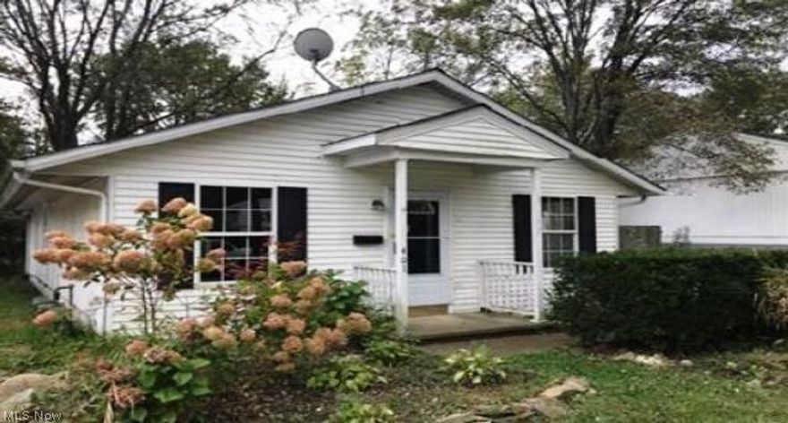 Great opportunity to buy this one story home built in 1973, located in
Painesville, OH and coming with 2 parcels of land totaling .287 acre (50x250).
The interior has 960 sq. ft. with 3 bedrooms and 1 bathroom.