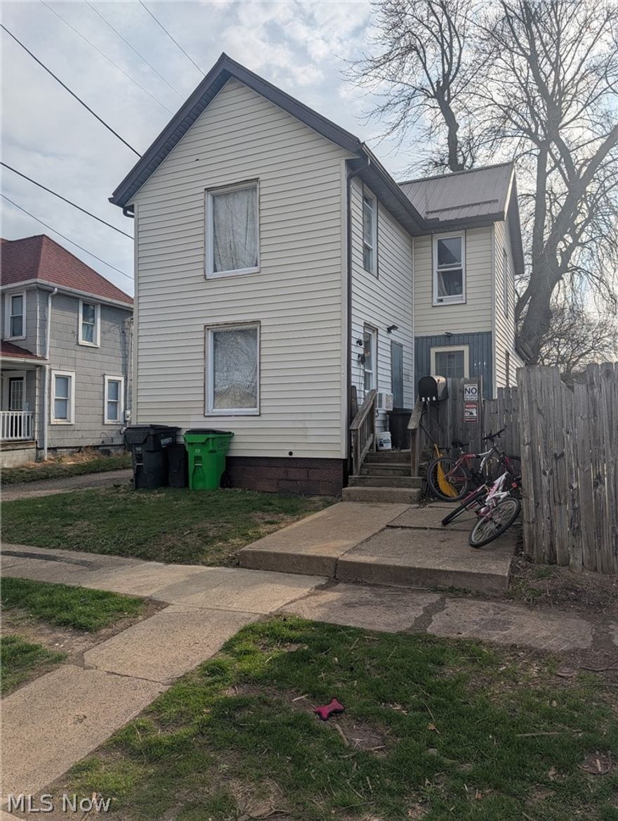 Investors or home buyers here is an affordable house that is currently rented out producing a cash flow that can pay for itself and secure a investment for years to come. Looking to get into realest state investing here is a opportunity to get started with spending a fortune. Seller has multiple properties for sale if you're looking for a package deal. Rental Income is $850 per month