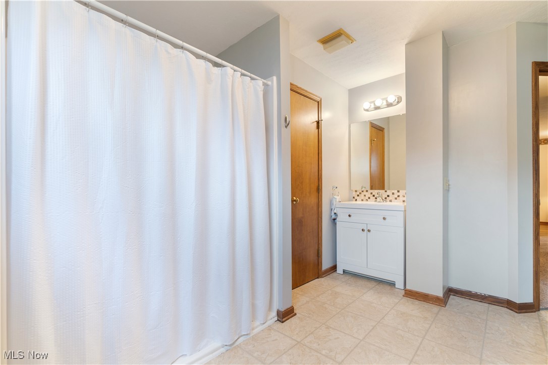 3645 Glen Eagles Boulevard, Green, Ohio image 24