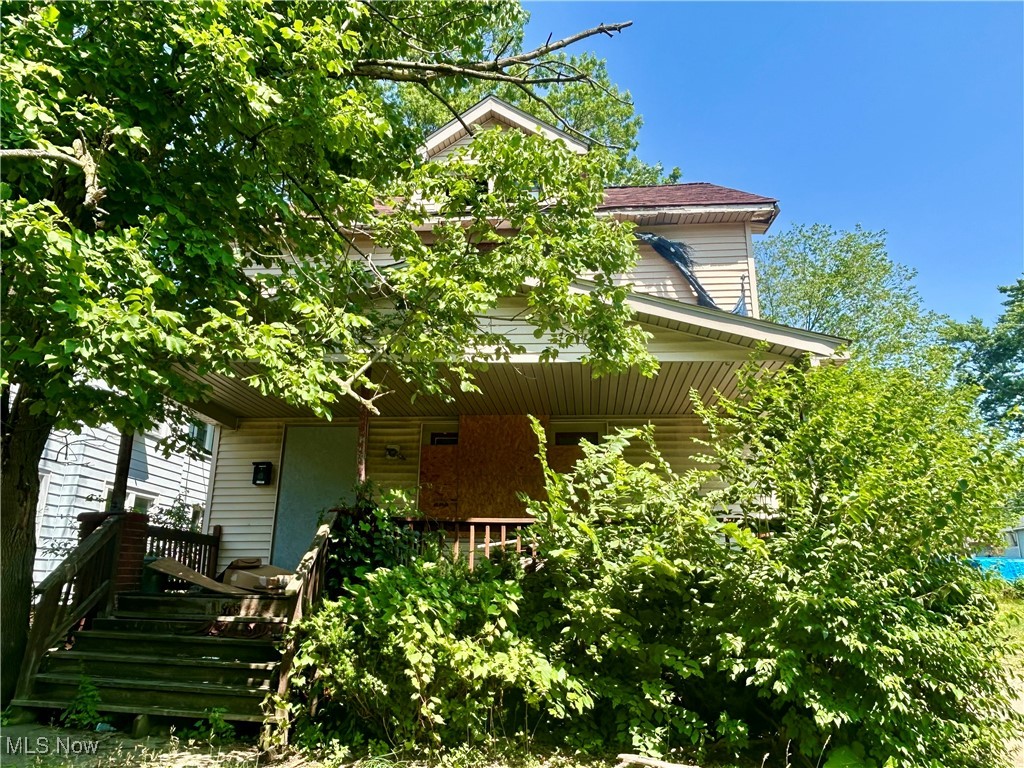 Attention investors! This 3-bedroom, 1-bathroom property presents an incredible value-add opportunity with major upside. While it requires a full rehab, it already comes equipped with a brand-new roof, giving you a head start on the renovation process. Located in a high-demand rental area with strong Section 8 voucher rates, this is the kind of project that can deliver serious long-term returns.
With high ARV potential and comps to support strong resale or refinance options, this home is ideal for a fix-and-hold or flip strategy. The layout offers great flexibility for modern updates and increased marketability. Its proximity to major roads, schools, hospitals, shopping, and public transportation makes it highly attractive to future tenants or buyers.
Opportunities like this are few and far between in today’s market. If you're looking to build equity, generate cash flow, or expand your portfolio with a high-potential asset, this is the one you’ve been waiting for. Bring your crew and your vision—this is your next big win!