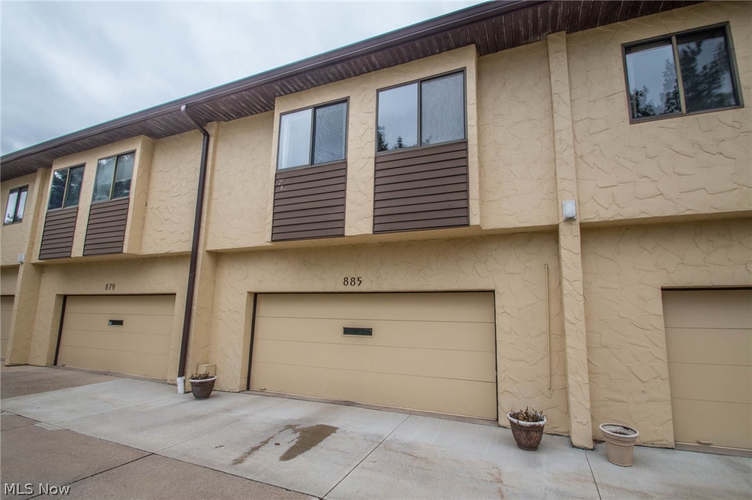 Move right in to this spacious West Akron condo! This 3 bedroom 2.5 bath condo offers over 2000 square feet of living space. Kitchen was completely renovated in 2018 with brand new counter tops, flooring, and appliances. Located conveniently in West Akron near Summit Mall, additional shopping options, countless restaurants, the Cuyahoga Valley National Park and convenient highway access. The downstairs has a living room and family room, as well as, dining area and bar for entertaining. Enjoy the large master bedroom with walk-in closet and updated master bath. The other two bedrooms and baths are very good sized and very clean. Call for your private showing today.