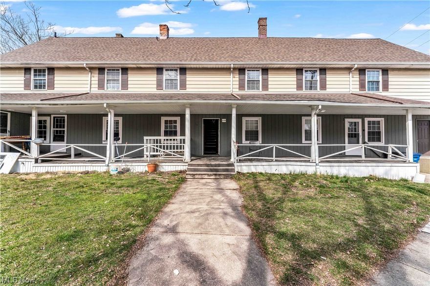 2120 Robin St #1, Lakewood -  Spacious 3 bed 1 bath multi family home //

$975 rent / $975 deposit //
$49 application fee per adult //
NO SMOKING //
1 time $129 non-refundable set up fee paid at lease signing //

$30/month required resident benefit package; can include personal property/liability insurance for an additional $5/month for $35/month total. //

All applicants are required to fill out a PetScreening application, found on our website/app before being processed. Even if you have NO pets - this app must be filled out. 1-2 pets OK w/ approved PetScreening & PetFee (Some breed restrictions apply). 1 time, non-refundable pet fee of $200-300 per animal applies to all pets & must be paid prior to or when you pay your 1st month rent. (No fee for qualified assistance animals) //

Our application is processed through secure site: Findigs. They require ID & income verification. Without this, your app will not be processed. They offer 24/7 chat support on their app directly i