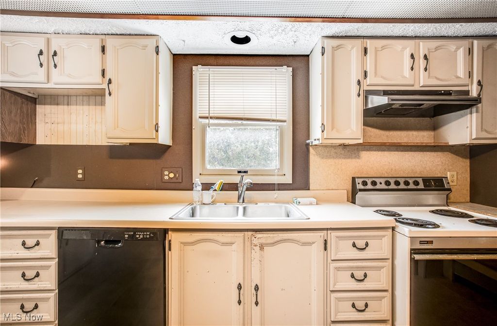 Photo of 917 S Irvine Avenue, Masury, OH 44438 (MLS # 5178984)