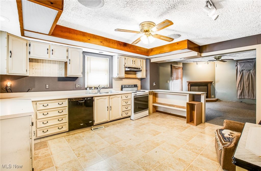 Photo of 917 S Irvine Avenue, Masury, OH 44438 (MLS # 5178984)