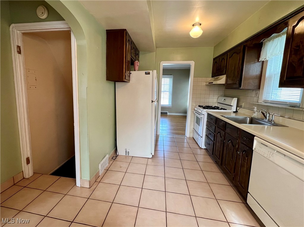 Cleveland, Ohio 44135, United States, 2 Bedrooms Bedrooms, ,2 BathroomsBathrooms,Residential,Pending,81006