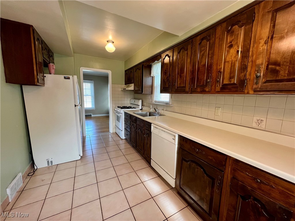 Cleveland, Ohio 44135, United States, 2 Bedrooms Bedrooms, ,2 BathroomsBathrooms,Residential,Pending,81006