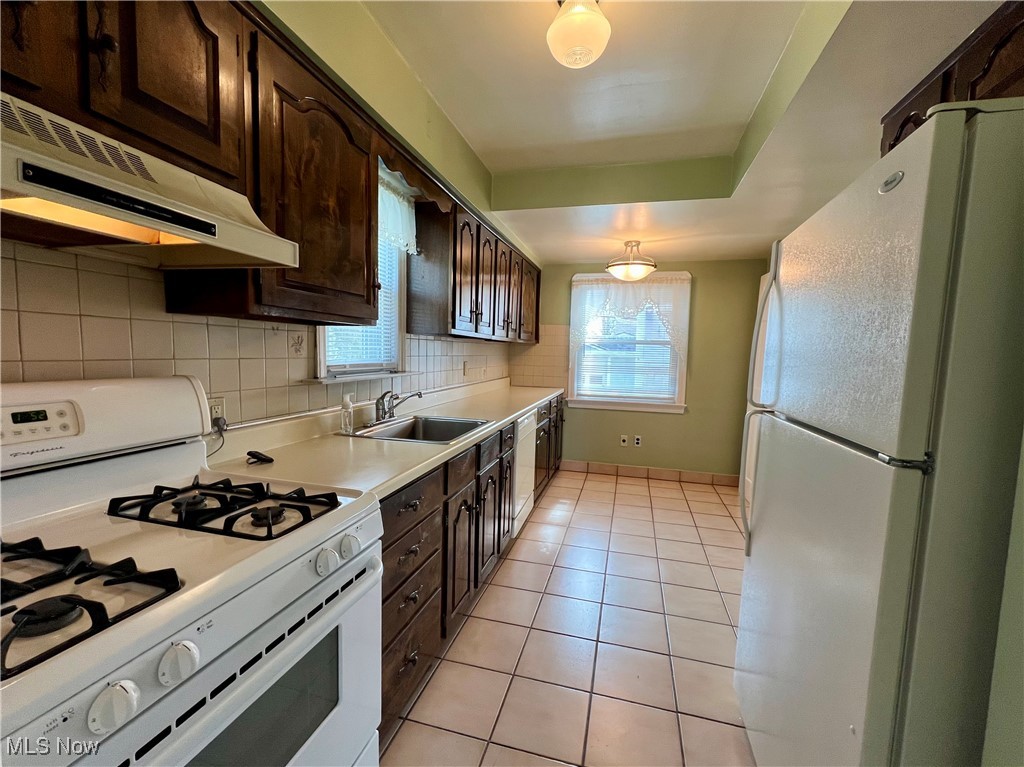 Cleveland, Ohio 44135, United States, 2 Bedrooms Bedrooms, ,2 BathroomsBathrooms,Residential,Pending,81006