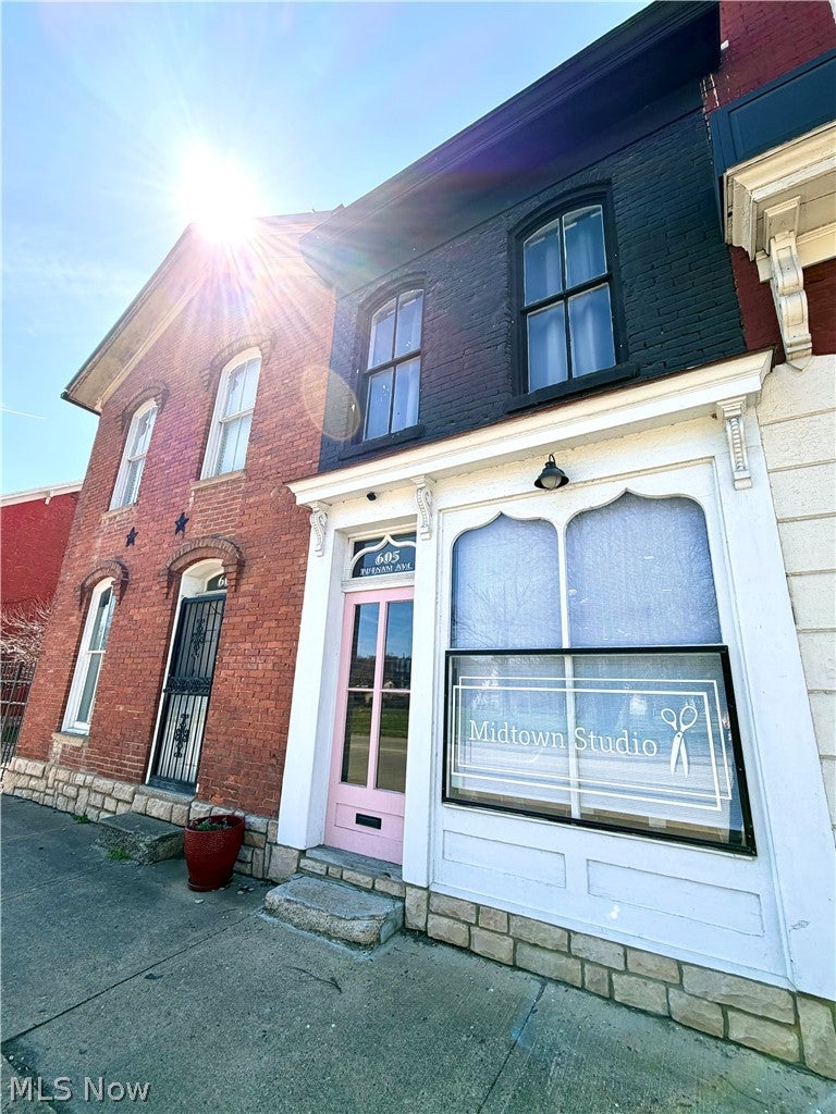 605 Putnam Avenue