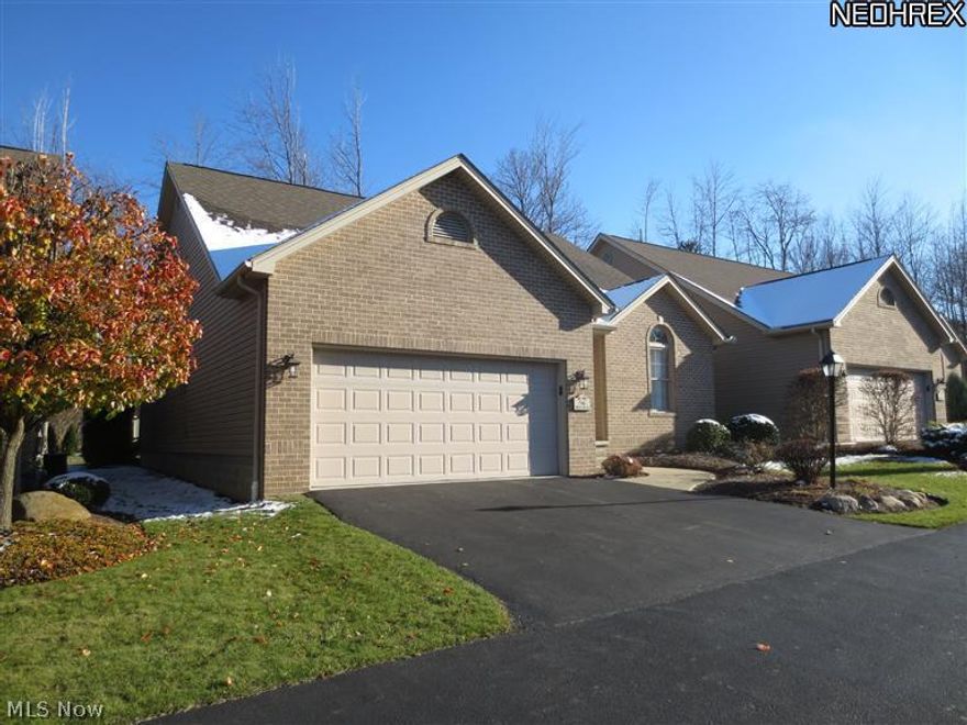 Fantasic free standing Villa in beautiful Timberpoint. Open airey loft could be 3rd bedroom. New vinyl deck.Original owners.Clean!