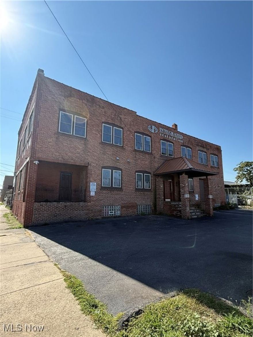Great Professional/Commerical Building with a great private patio included!
