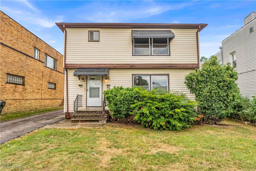 9318 Garfield Blvd | DN, Garfield Heights - Spacious 3 bed 1 bath multi-family home! //
$ 1135 rent / $ 1135 deposit //
$55 application fee per adult //
1-2 pets OK in this unit. After application pre-approval, a PetScreening is required for any animals to proceed with one of our properties; a PetScreening affidavit is still required if you have no pets. (Some breed restrictions apply per HUD guidelines). //
NO SMOKING //
1 time $169 non-refundable set up fee paid at lease signing //
$30/month required resident benefit package; can include personal property/liability insurance for an additional $5/month for $35/month total. //
After application Pre-Approval 1 applicant per household application is required to fill out a PetScreening application, before being about to proceed with placing a Reservation Fee for one of our properties. You will receive a pre-approval for your application and in order to proceed, the PetScreening is required. Even if you have NO pets - this application must be filled out. One time, non-refundable pet fee of $250-600 per animal applies to all pets & must be paid before or when you pay your first month rent. (No fee for qualified assistance animals). //
Our application is processed through secure site: Findigs, and they require ID and income verification. Without this, your application will not be processed. They offer 24/7 chat support on their application directly if you have any questions. //
BEDROOMS: 3 //
BATHROOMS: 1 //
APPLIANCES PROVIDED: Dishwasher //
UTILITIES / RESIDENT RESPONSIBILITY: Resident pays gas and electric and is responsible for snow removal. //
Serious inquiries only.