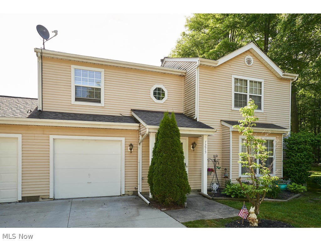 Courtyards Woodbury Condo - Residential