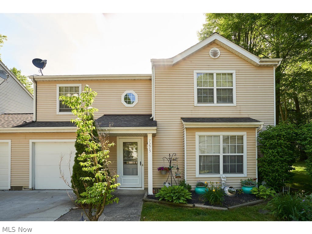 Courtyards Woodbury Condo - Residential