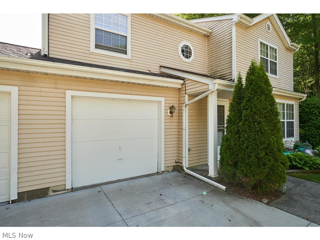 Courtyards Woodbury Condo - Residential