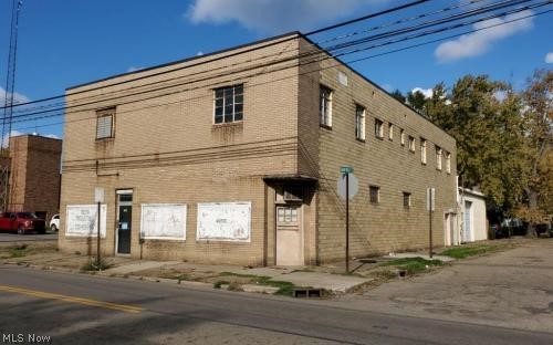 ***** Absolute Auction ** Dec. 16th 12:00 Noon ** 1801 Navarre Rd. SW features a masonry block building with 5,592 sq ft and newer roof, second floor utilized as a warehouse storage, first floor divided, 2 commercial entry doors, one man door, one 10' x 10' overhead door and 5 storage units w/4' x 7' overhead doors, 200 amp electric, F/A gas furnace, office, restroom and all utilities. Building adaptable for many uses with 12 car parking lot. Presently rented to the same tenant for the past 20 years w/$10,200 annual income. Stark Co. Parcels #236704 & #202068. Half year taxes $947.01 also selling 1729 Navarre Rd the same day and contents of both buildings.