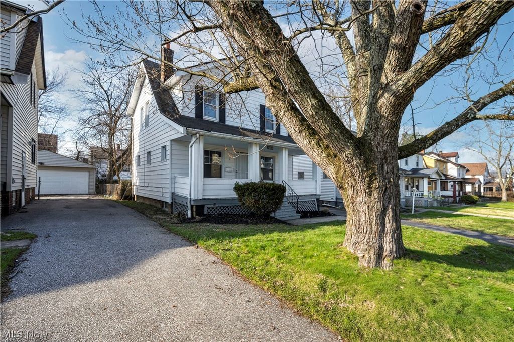 Photo of 13620 S Parkway Drive, Garfield Heights, OH 44105 (MLS # 5196725)