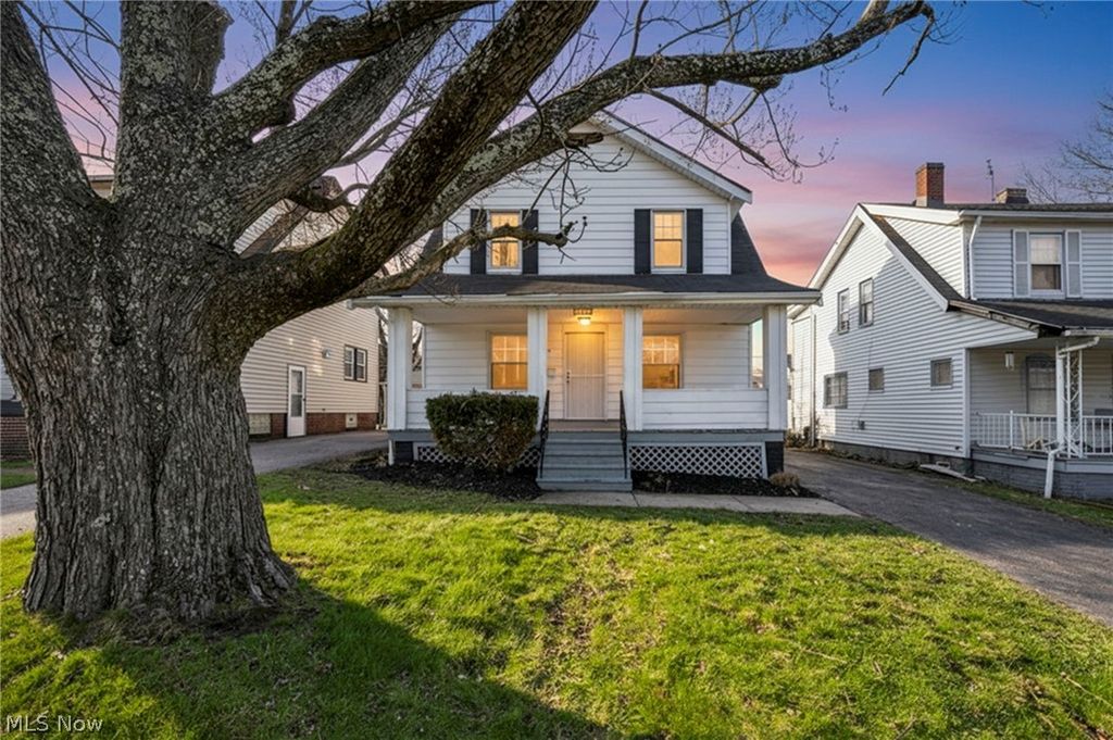 Photo of 13620 S Parkway Drive, Garfield Heights, OH 44105 (MLS # 5196725)