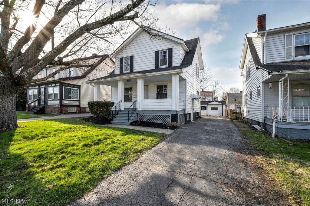 Photo of 13620 S Parkway Drive, Garfield Heights, OH 44105 (MLS # 5196725)