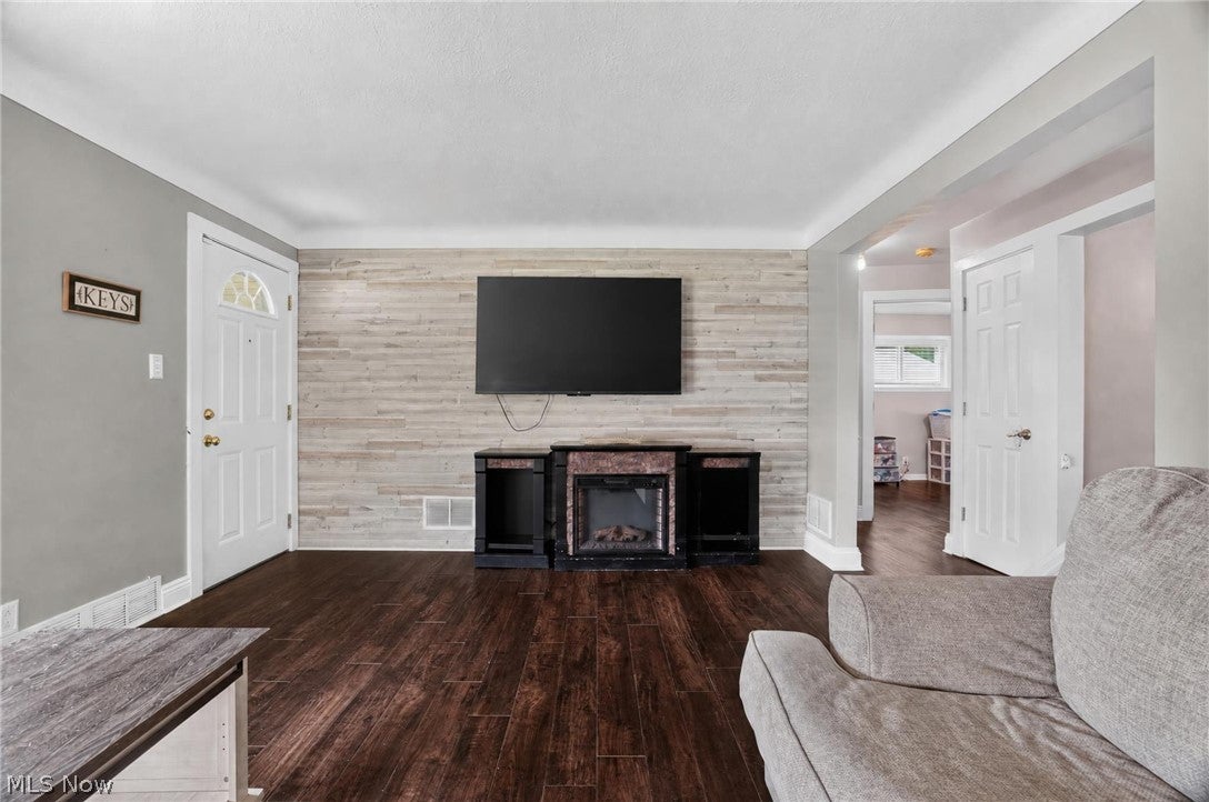 2239 Larchmont Drive