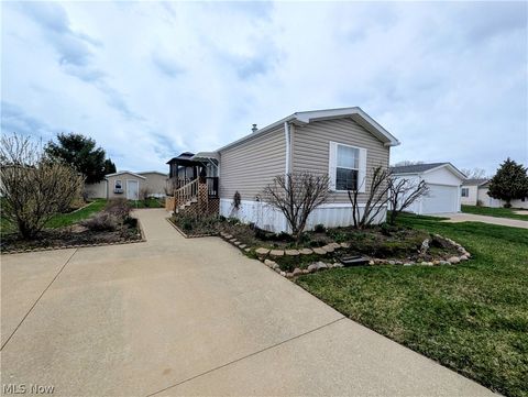 Homes For Sale - 592 Sandtrap Circle<br/> Painesville, OH 44077