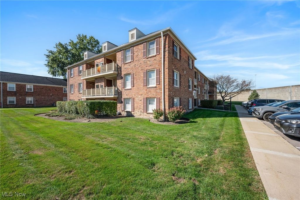 Photo of 5814 Tiffany Court, Lyndhurst, OH 44124 (MLS # 5163854)