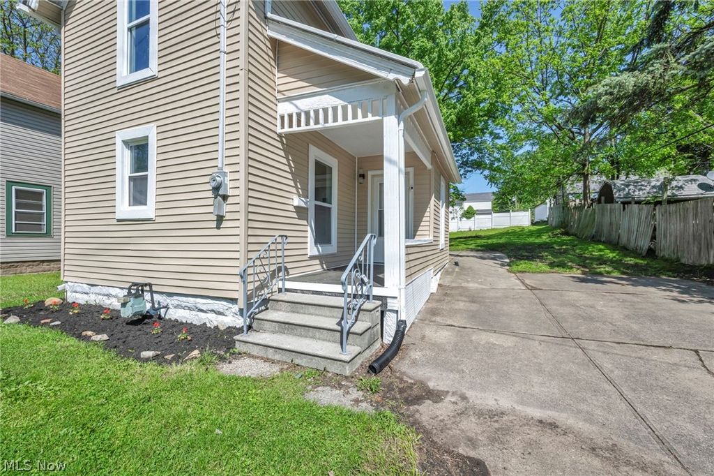 Photo of 1 Smith Court, Elyria, OH 44035 (MLS # 5211031)